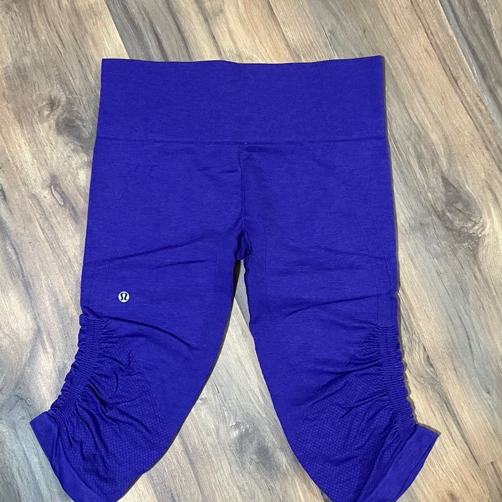 LULULEMON PURPLE CAPRIS
EXCELLENT CONDITION 
SIZE 6